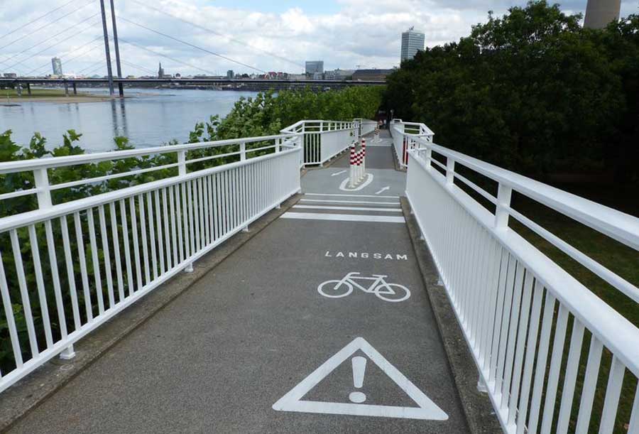 Abschlussarbeiten an der Düsseldorfer Hafeneinfahrtsbrücke