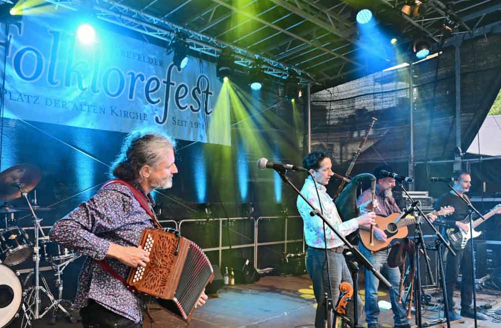 Folklorefest am Platz an der Alten Kirche in Krefeld