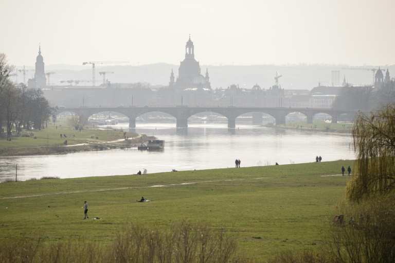 Teil von Carolabrücke über Elbe in Dresdner Innenstadt eingestürzt