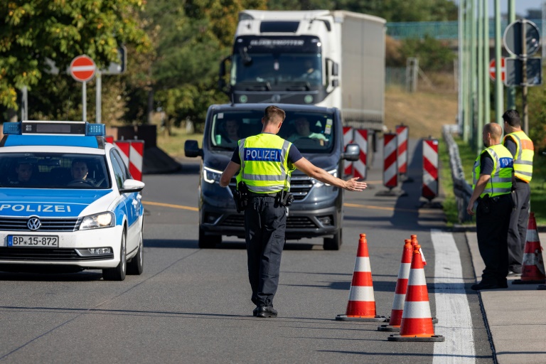 Zum Start der Kontrollen an allen Grenzen beharrt Union auf weiteren Schritten