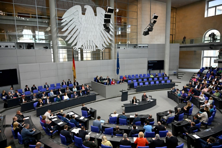 Bundestag feiert 75. Jahrestag - Bas ruft zu Verteidigung der Demokratie auf