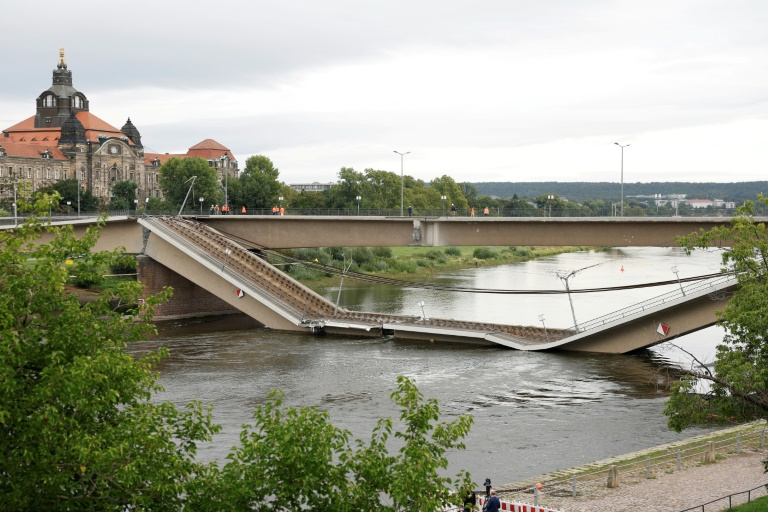 Dresdner Carolabrücke stürzt teilweise in die Elbe