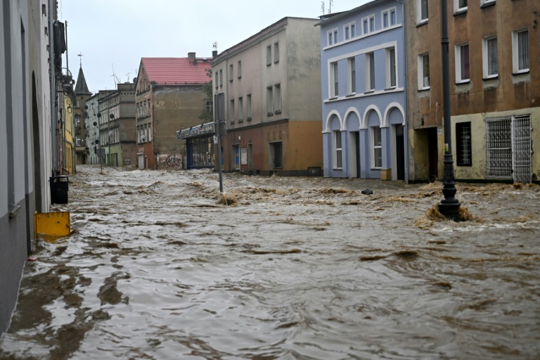 Angesichts von Hochwasser Forderungen nach mehr Anstrengungen gegen Klimawandel