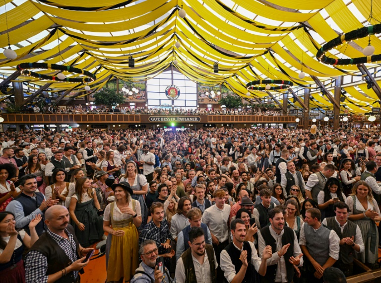 Münchner Oktoberfest mit traditionellem Fassanstich begonnen