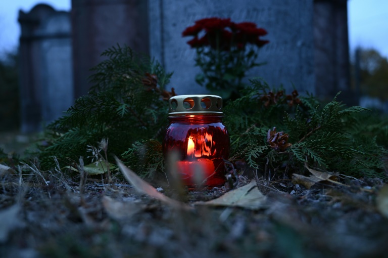 Unbekannte stehlen und beschädigen 150 Grablampen auf Friedhof in Nordrhein-Westfalen