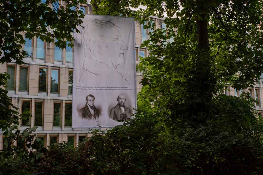 "Schwebende Künstlerporträts" auf dem Golzheimer Friedhof