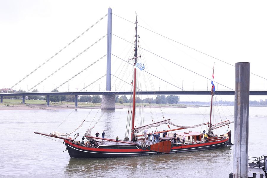 Historischer Frachtsegler ankert in Düsseldorf