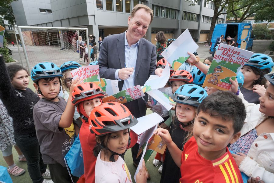 6.500 Fahrradhelme für Düsseldorfer Schüler:innen