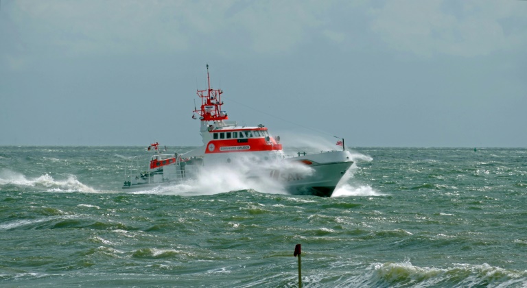 Brand auf Öltanker vor Warnemünde ausgebrochen: Großeinsatz auf Ostsee läuft