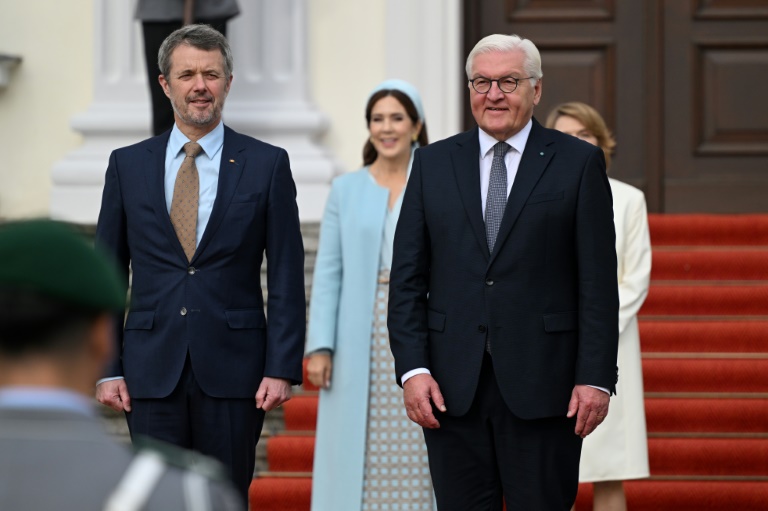 Dänisches Königspaar mit militärischen Ehren in Berlin empfangen