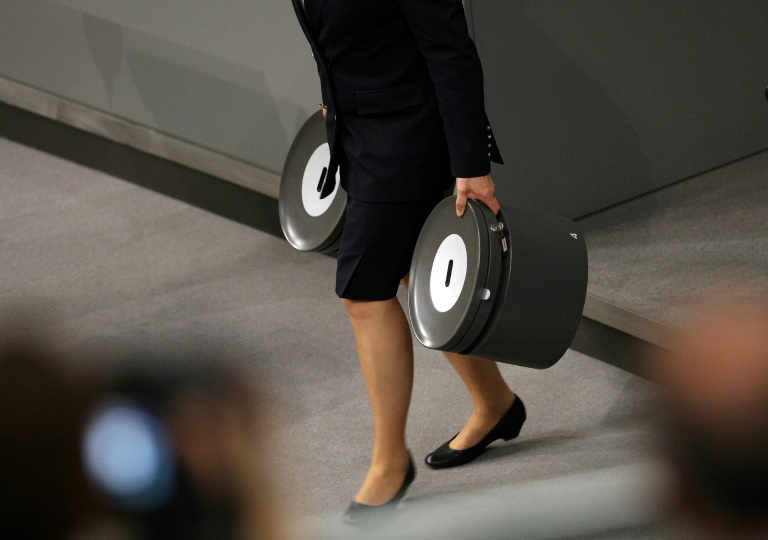 Alte Stimmkarten in Urne gefunden - Bundestag muss Asyl-Votum wiederholen