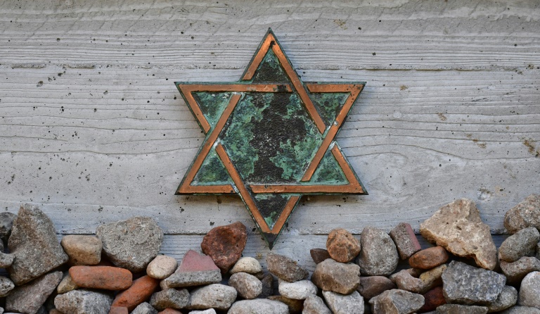 Zahlreiche Gedenkkränze an Mahnmal für zerstörte Synagoge in Magdeburg zerstört