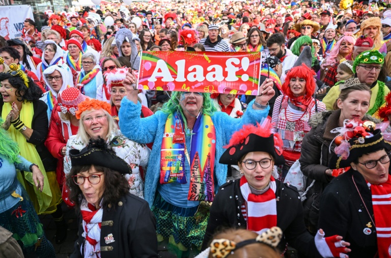 Jecken und Narren starten mit Alaaf und Helau in neue Karnevalssession