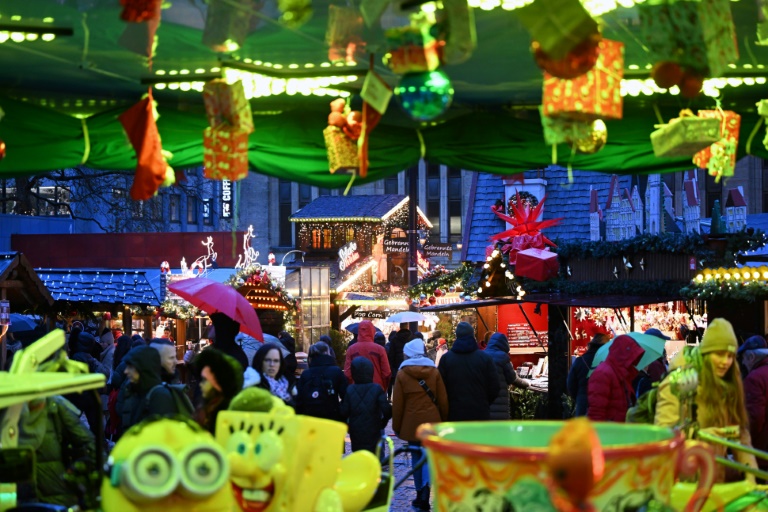 Mann im Nikolauskostüm verletzt sich beim Abseilen auf Münchner Weihnachtsmarkt