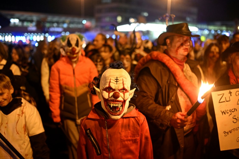 Böllerwürfe auf Einsatzkräfte und Passanten: Halloween in Deutschland teils unruhig