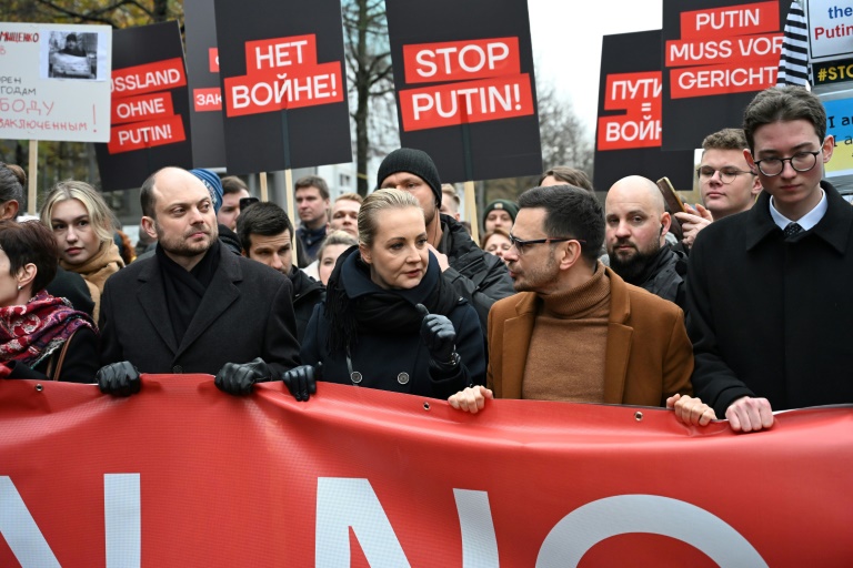 Mehr als 1000 Menschen bei Protest der russischen Exil-Opposition in Berlin