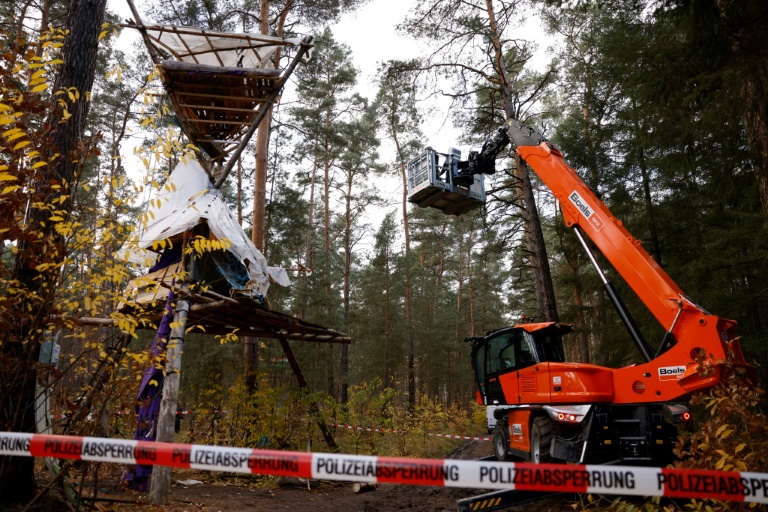 Polizei in Brandenburg setzt Räumung von Tesla-Protestcamp bei Grünheide fort