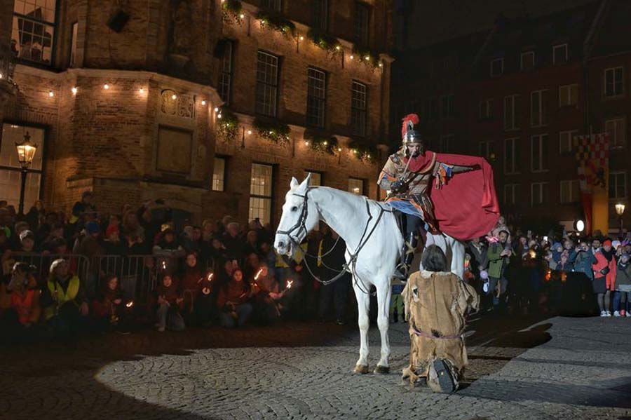 Martinszug zog durch die Gassen der Düsseldorfer Altstadt