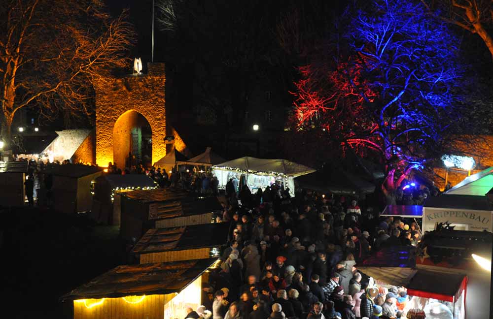 Weihnachtsmarkt auf Burg Linn in Krefeld