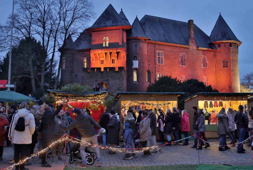 Weihnachtsmarkt rund um Burg Linn in Krefeld