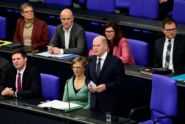 Bundeskanzler Scholz stellt sich im Bundestag den Fragen der Abgeordneten