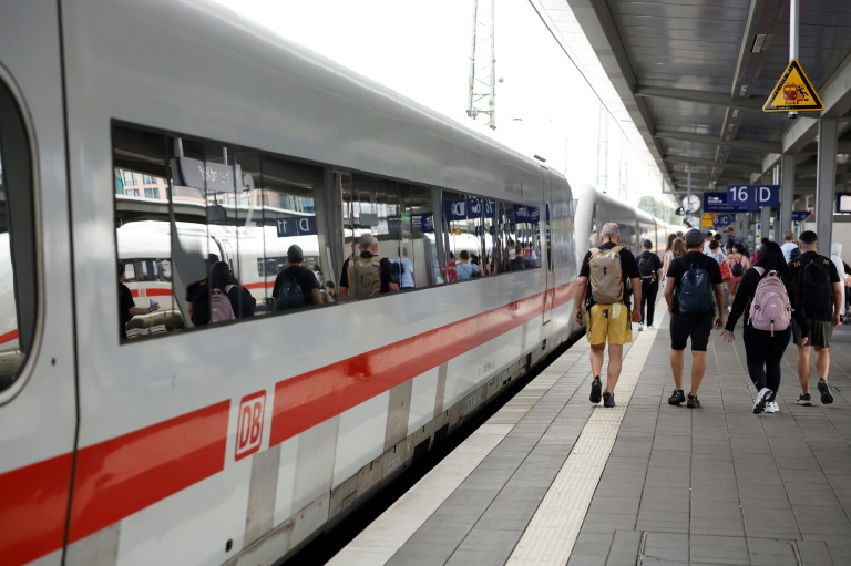 Deutsche Bahn schafft gezapftes Bier in Zügen ab und testet bargeldlose Bistros