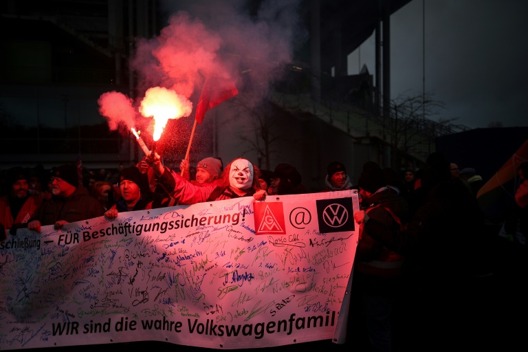 IG Metall ruft für Montag zu Warnstreiks in allen VW-Werken auf