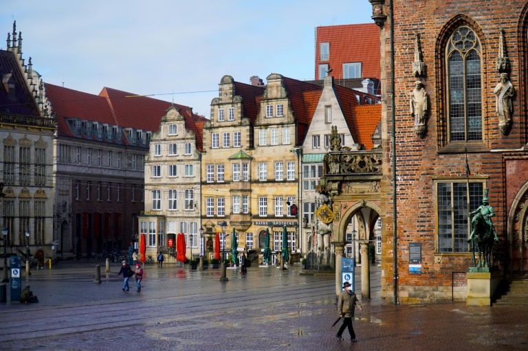 Hundert Menschen verhindern Abschiebung aus Kirchenasyl in Bremen