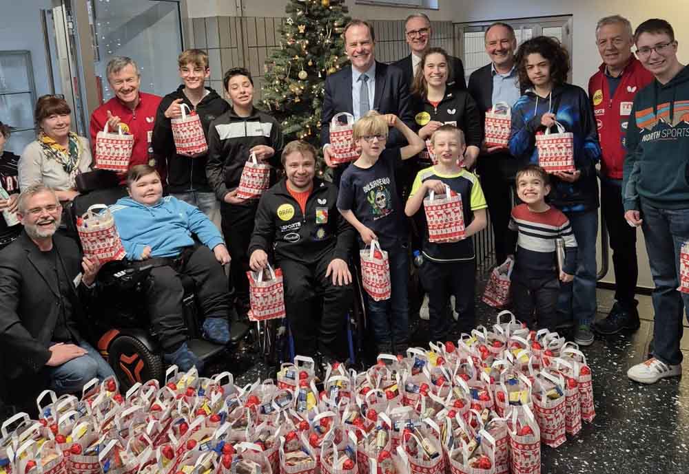 Borussia Düsseldorf überreicht 1.000 Weihnachtstüten