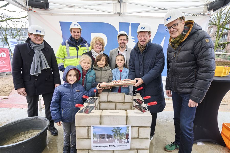 Grundsteinlegung an der Düsseldorfer Rolandschule