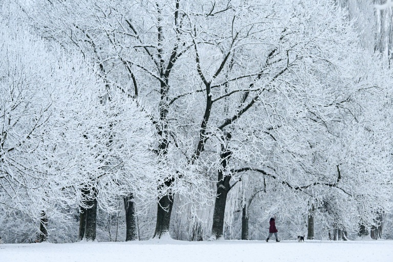 Schnee und Eisregen: Winterwetter sorgt für Flugausfälle und Verkehrsunfälle