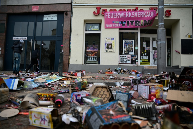 Fünf Menschen sterben bundesweit durch Pyrotechnik - Großeinsätze in Silvesternacht