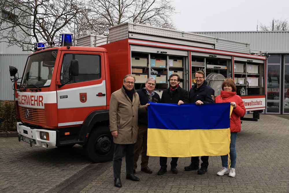 Feuerwehrfahrzeug an Neuss hilft e.V. übergeben