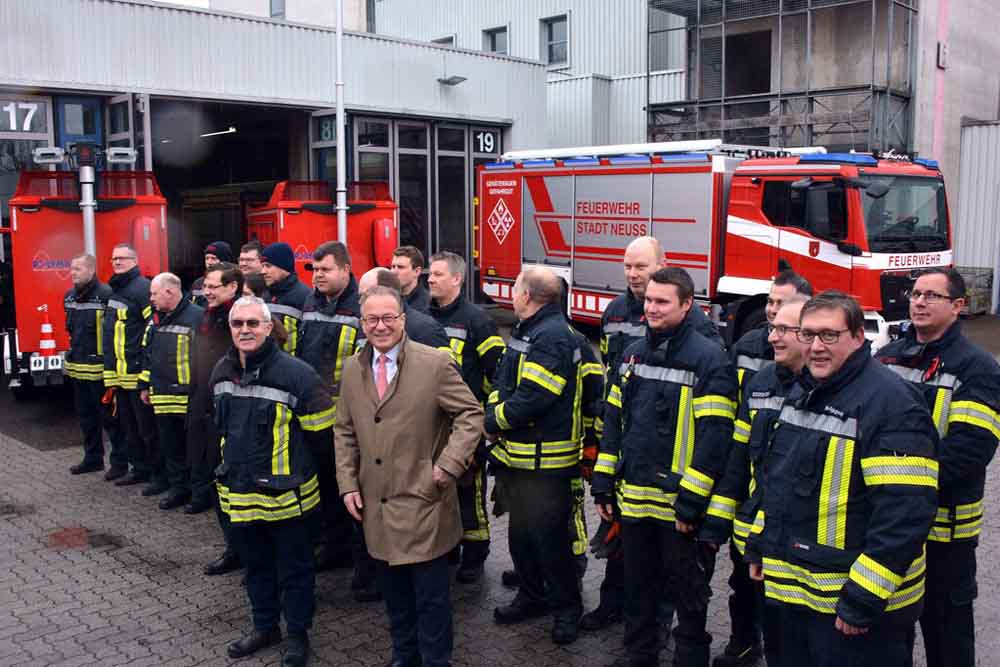 Feuerwehr Neuss stellt neue Fahrzeuge und Stromerzeuger in Dienst