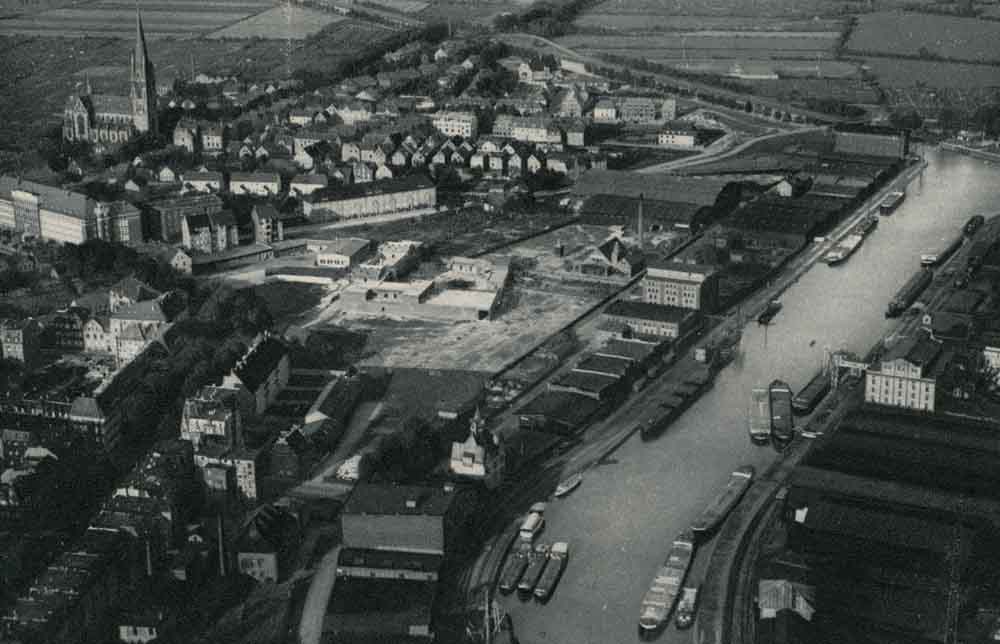 Hafen mit Herz-Jesu-Kirche im Hintergrund um 1930