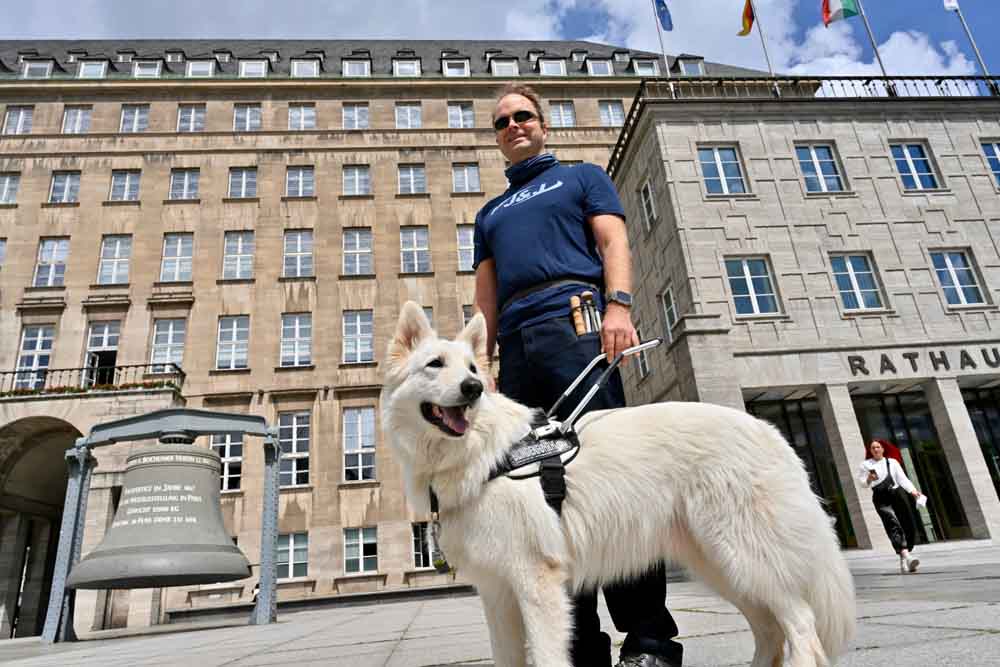 Denis Mohr mit Assistenzhund Noah