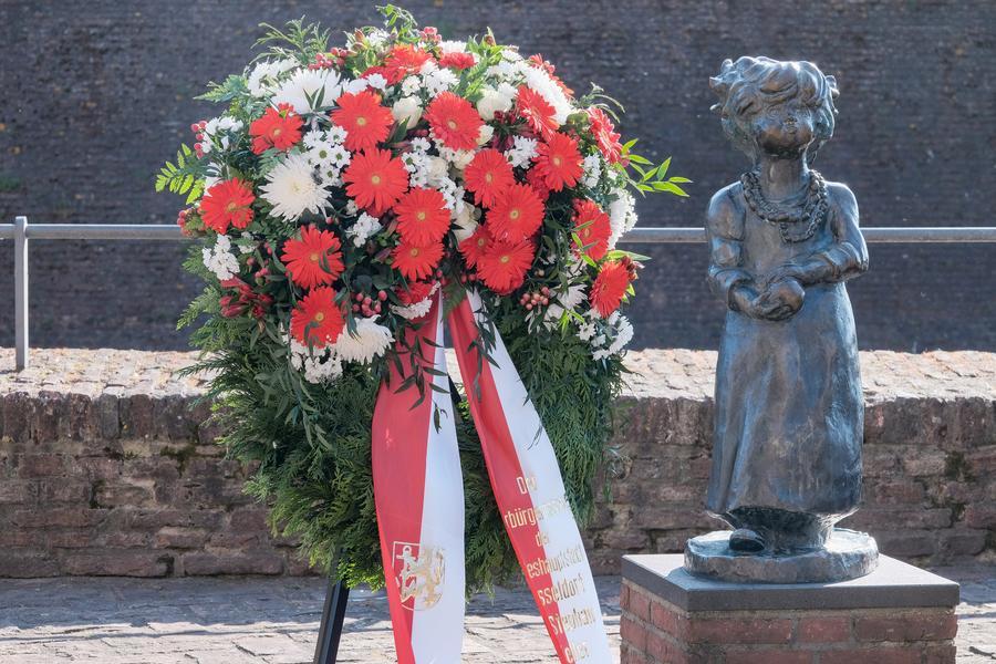 Kranzniederlegung an der Figur "Ehra"