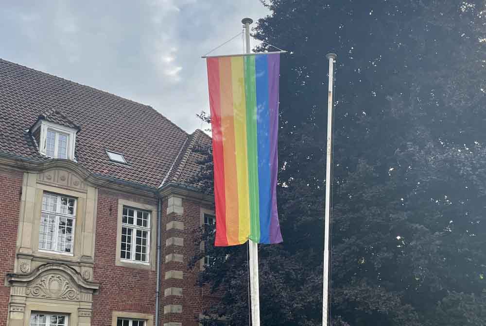 Regenbogenflagge vor dem Rathaus in Borken