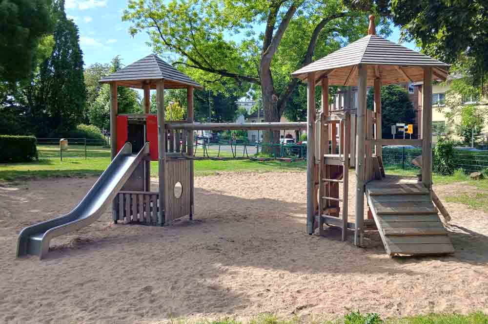 Neues Spielgerät im Pedro-Jung-Park