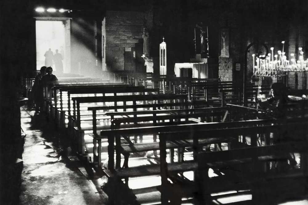 Pan Walther Ausstellung Motiv Kirchenbänke