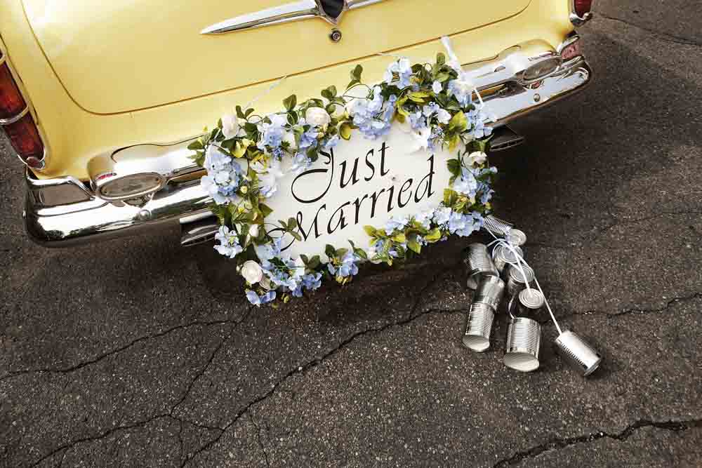 Hochzeitsauto im Straßenverkehr