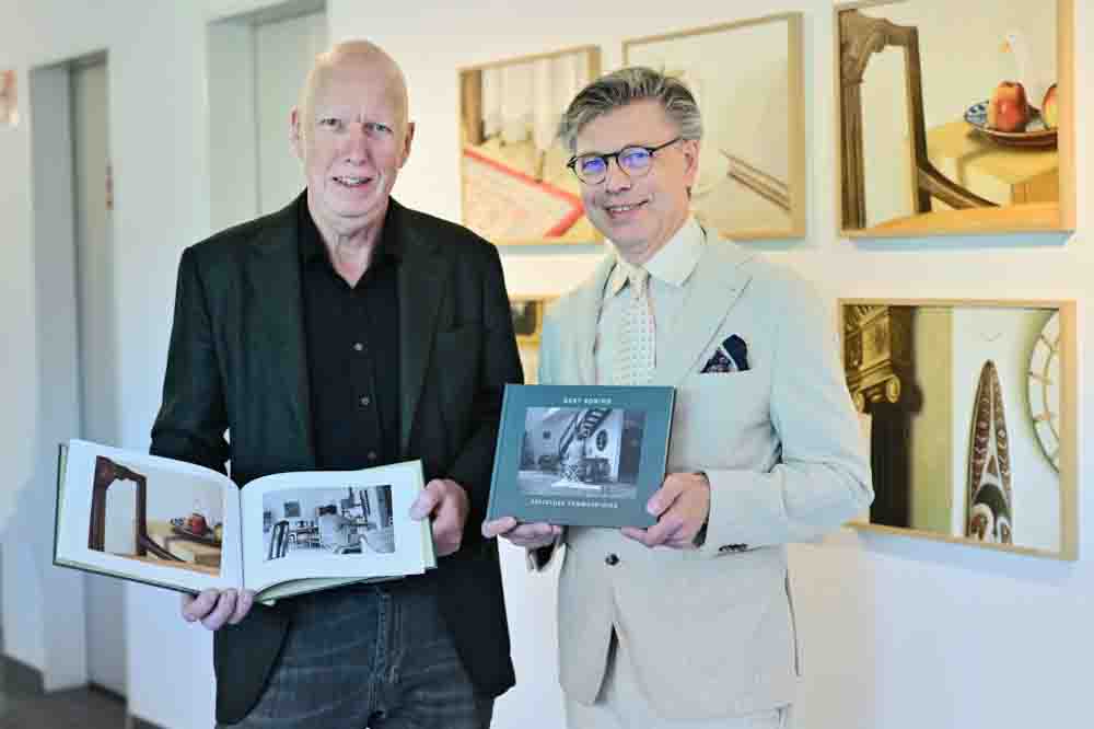 Dr. Olaf Richter, Leiter des Stadtarchivs Krefeld, und der Künstler Bart Koning