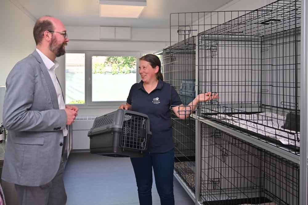 Container zur Unterbringung von Katzen im Tierheim in Bochum erklärt am 11.06.2025 Nina Schmidt vom Tierheim Stadtdirektor Sebastian Kopietz