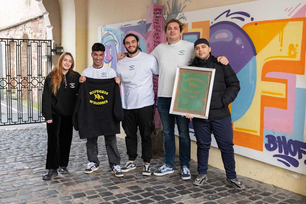 Dunja Schmidt (Sozialarbeiterin JUZ b-hof), Mahdi Yarmohammadi (Besucher und Ehrenamtlicher), Leon Schirmer (Sozialarbeiter JUZ b-hof), Benjamin Bördlein (Praktikant), Haydar Sheiknabi (Besucher und Ehrenamtlicher)