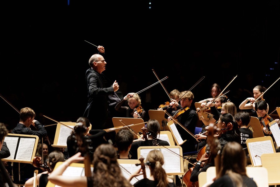Die "Clara Schumann Players" dirigiert von Prof. Christof Hilger in der Tonhalle