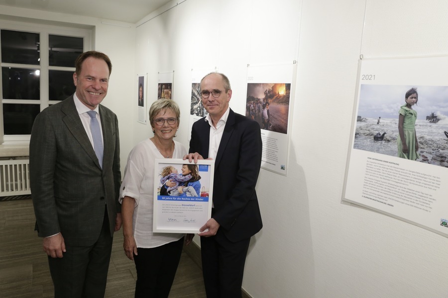 OB Dr. Stephan Keller, Brigitte Herzmann (Leitung der Arbeitsgruppe UNICEF Düsseldorf) und Christian Schneider ( Geschäftsführer UNICEF Deutschland)