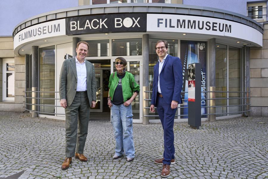 Oberbürgermeister Dr. Stephan Keller, Preisträgerin Monika Treut und Philipp Hanke