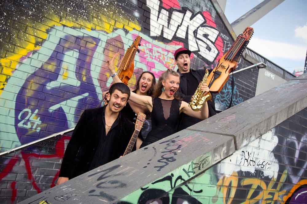 Folk-Formation „Folk my Life!"