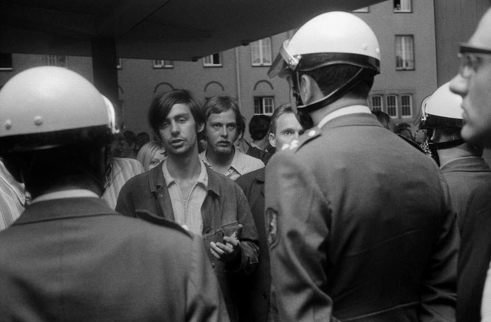 Polizeikontrolle vor der Aufführung des Theaterstücks „Davor" von Günter Grass im Juni 1969