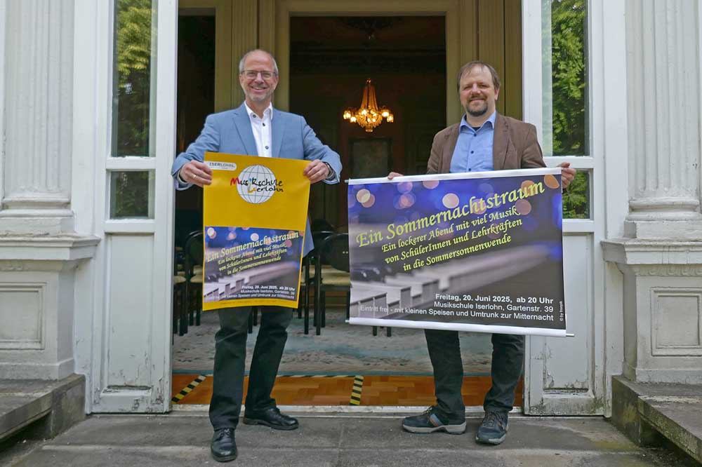 Das Schulleitungs-Duo Paul Breidenstein (li.) und Adrian Ebmeyer stellt die Veranstaltung vor